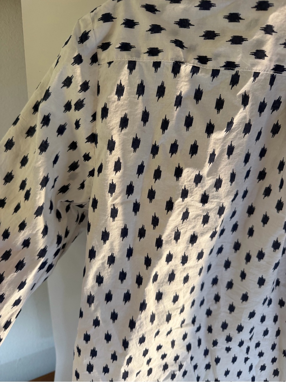 Banana Republic M White Button-Up Shirt with Navy Ikat Brushprint 100% cotton - Picture 11 of 13